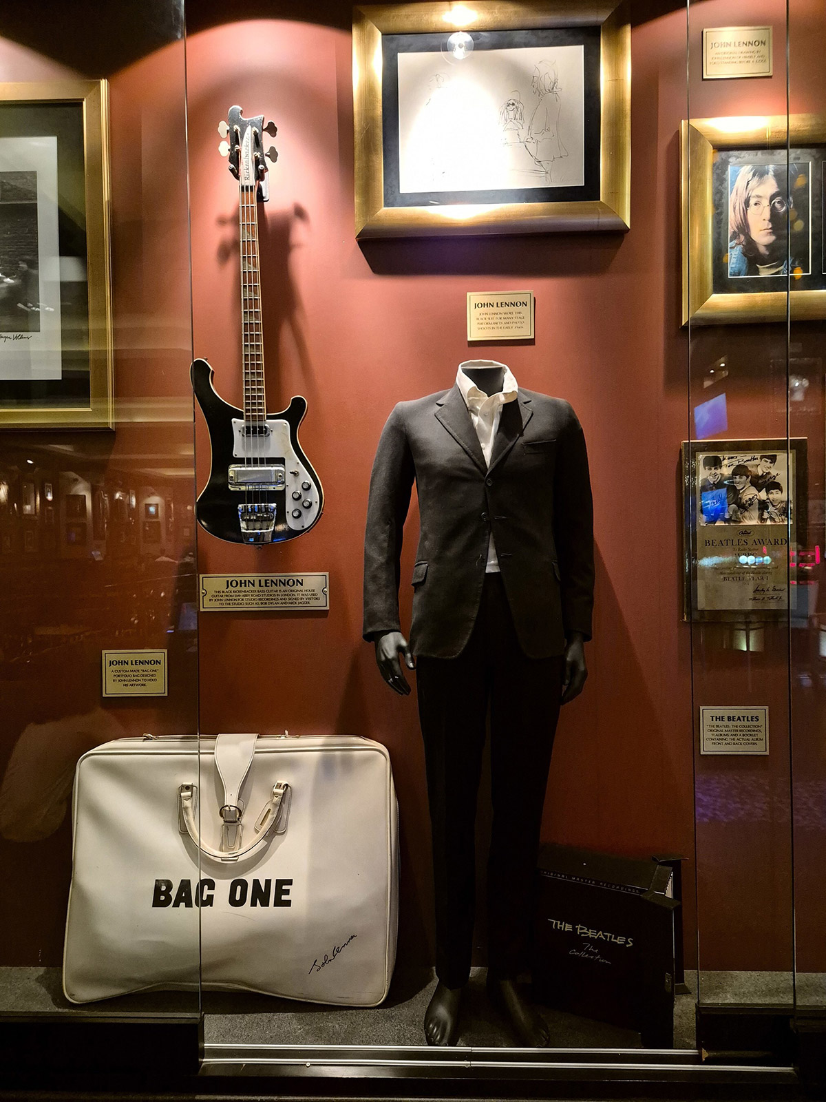 Hard Rock Cafe Bucharest: Black Suit Worn by John Lennon During The Beatles' US Tour (1965)